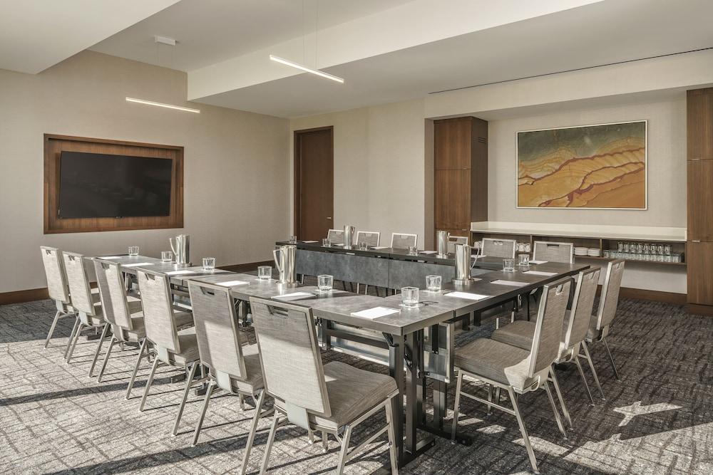 Hyatt Regency Galleria 4*