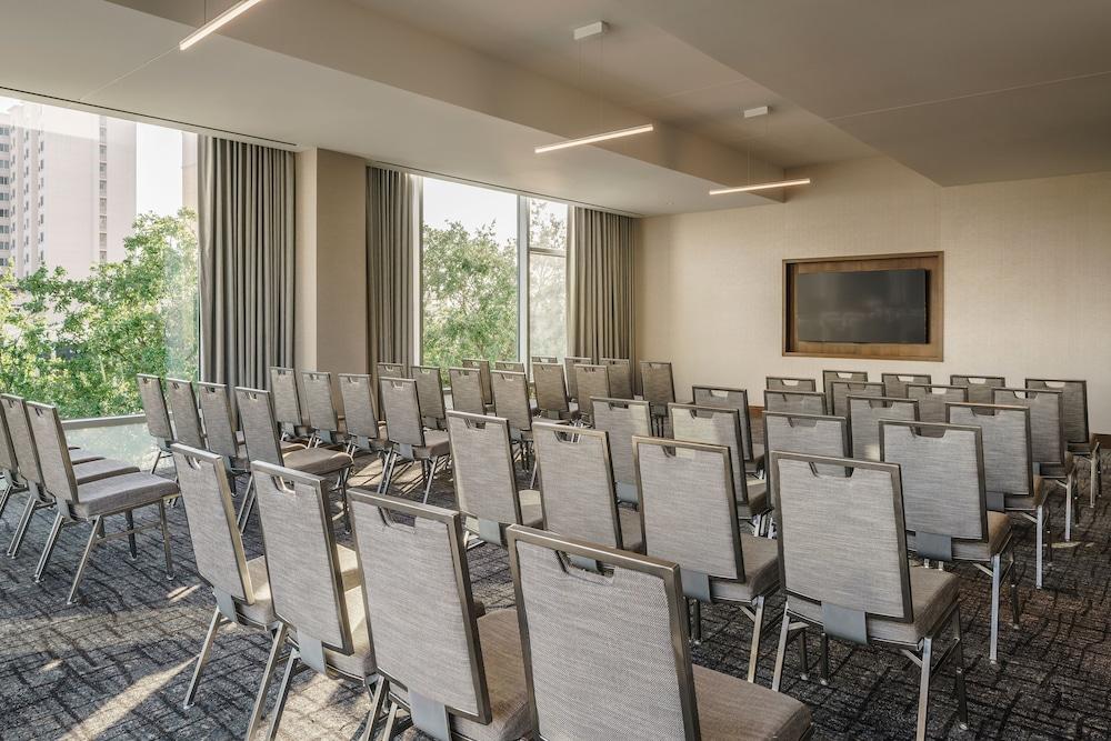 Hyatt Regency Galleria 4*