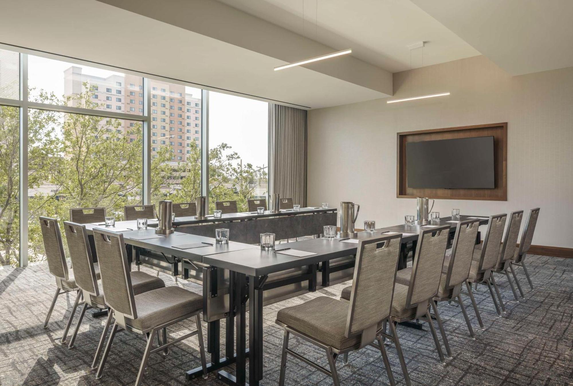 Hyatt Regency Galleria Hotel 4*