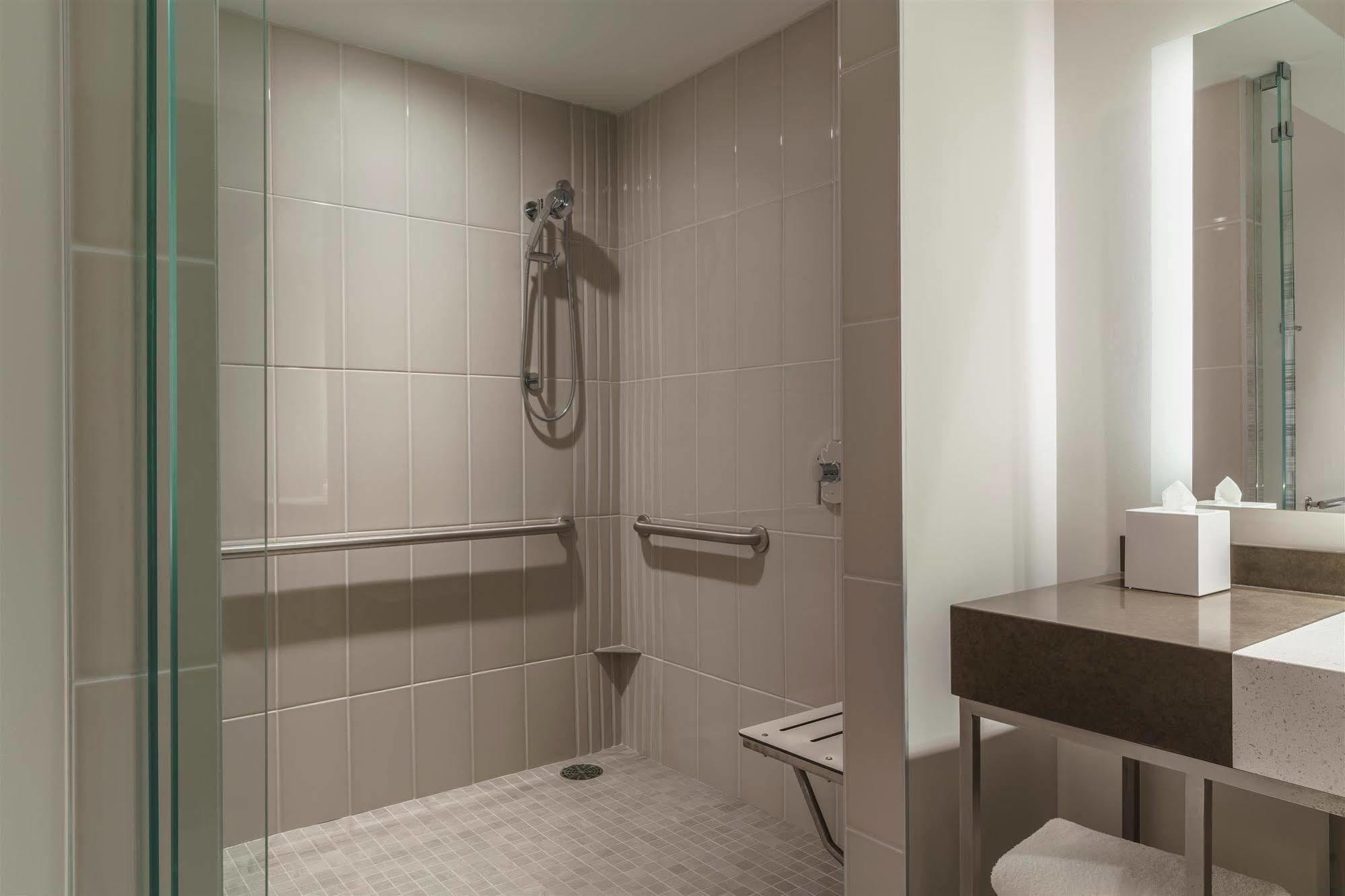 Hyatt Regency Galleria Hotel 4*